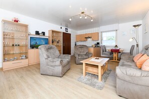 Wohnzimmer mit integriertem Küchenbereich