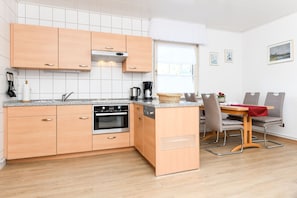 Wohnzimmer mit integriertem Küchenbereich