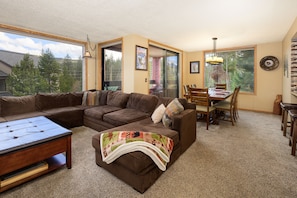 Snowblaze has best location in town with last stop on shuttle to the resort! Cozy living room with Mountain Views.