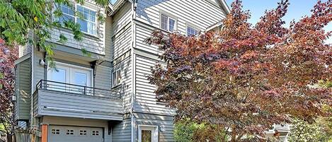 3 story townhouse with its own entrance