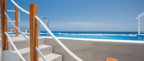 Private Pool; with direct sea views 