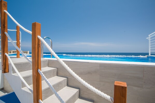 Private Pool; with direct sea views 