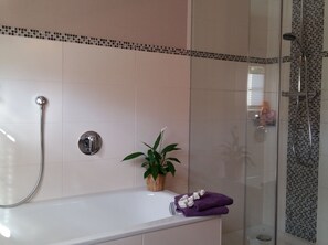 Ferienwohnung am Moosbächle, 80qm, 2 Schlafzimmer, max. 5 Personen-Badewanne