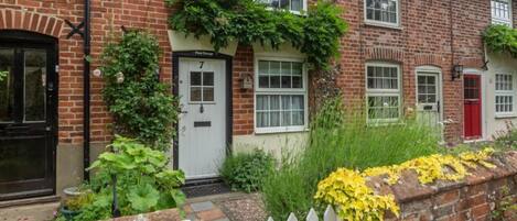 Front view of Flint Cottage