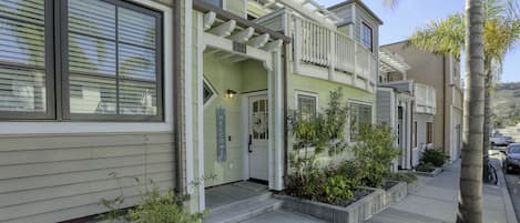 Beachy Keen Front Door - Welcome to Beachy Keen! Surrounded by the mountains, the golf course, estuary and the beach.  Enjoy creating your todo list!