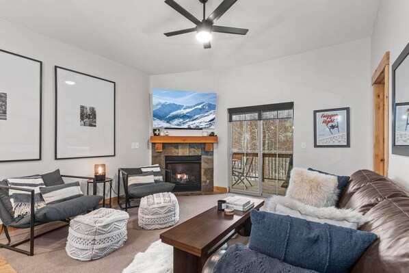 Bear Hollow Lodges 3401: An inviting living room arrangement with a gas fireplace and easy access to the outdoor balcony.