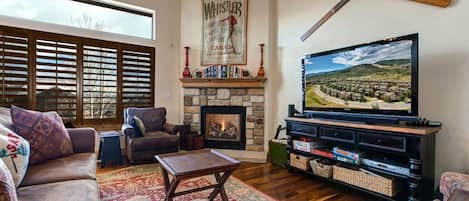 Bear Hollow Village 5437: Unwind in our cozy living room, your sanctuary with a fireplace.