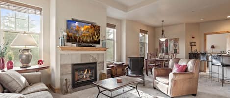 Foxpoint 1678 C by Moose Management: Spacious and open living/dining area with gas fireplace and smart TV