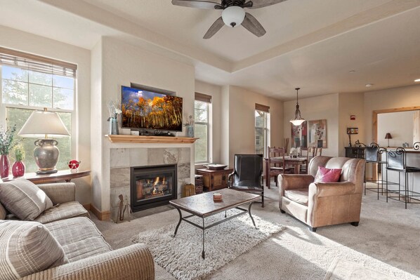 Foxpoint 1678 C by Moose Management: Spacious and open living/dining area with gas fireplace and smart TV