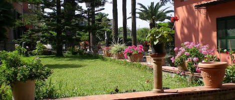 Particolare del giardino della villa