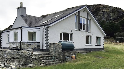 Lovely Holiday Home with wonderful sea views in peaceful, sheltered location