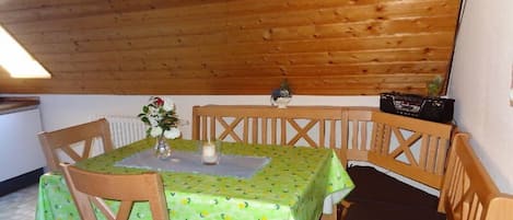 Ferienwohnung Duffner, 60qm, 2 Schlafzimmer, max. 5 Personen-Esstisch