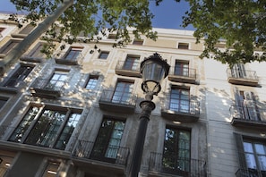 Vista frontal de la propiedad