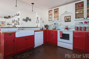 Fully stocked kitchen!