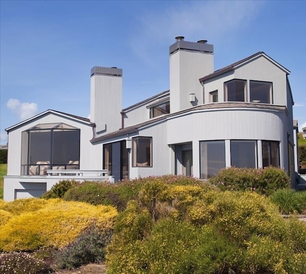 Enter this house and expect to be amazed by the power and beauty of the ocean!!