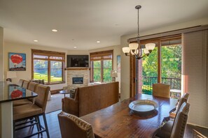 Livingroom and dining room