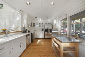 UPATED KITCHEN, WITH ALL YOUR KITCHEN ESSENTIALS