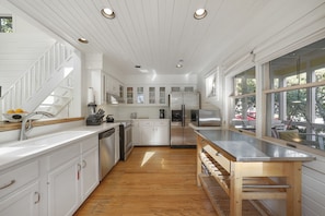 UPATED KITCHEN, WITH ALL YOUR KITCHEN ESSENTIALS