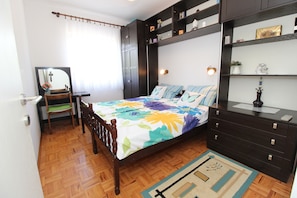 Schlafzimmer 1