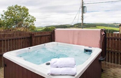 Keepers Lodge with Hot Tub near Perth, Perthshire