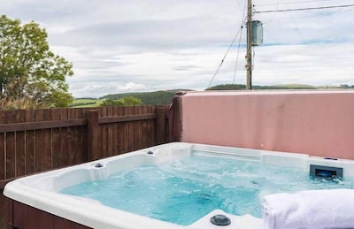 Keepers Lodge with Hot Tub near Perth, Perthshire
