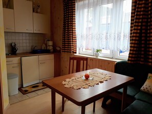 Küche mit Sitzmöglichkeit