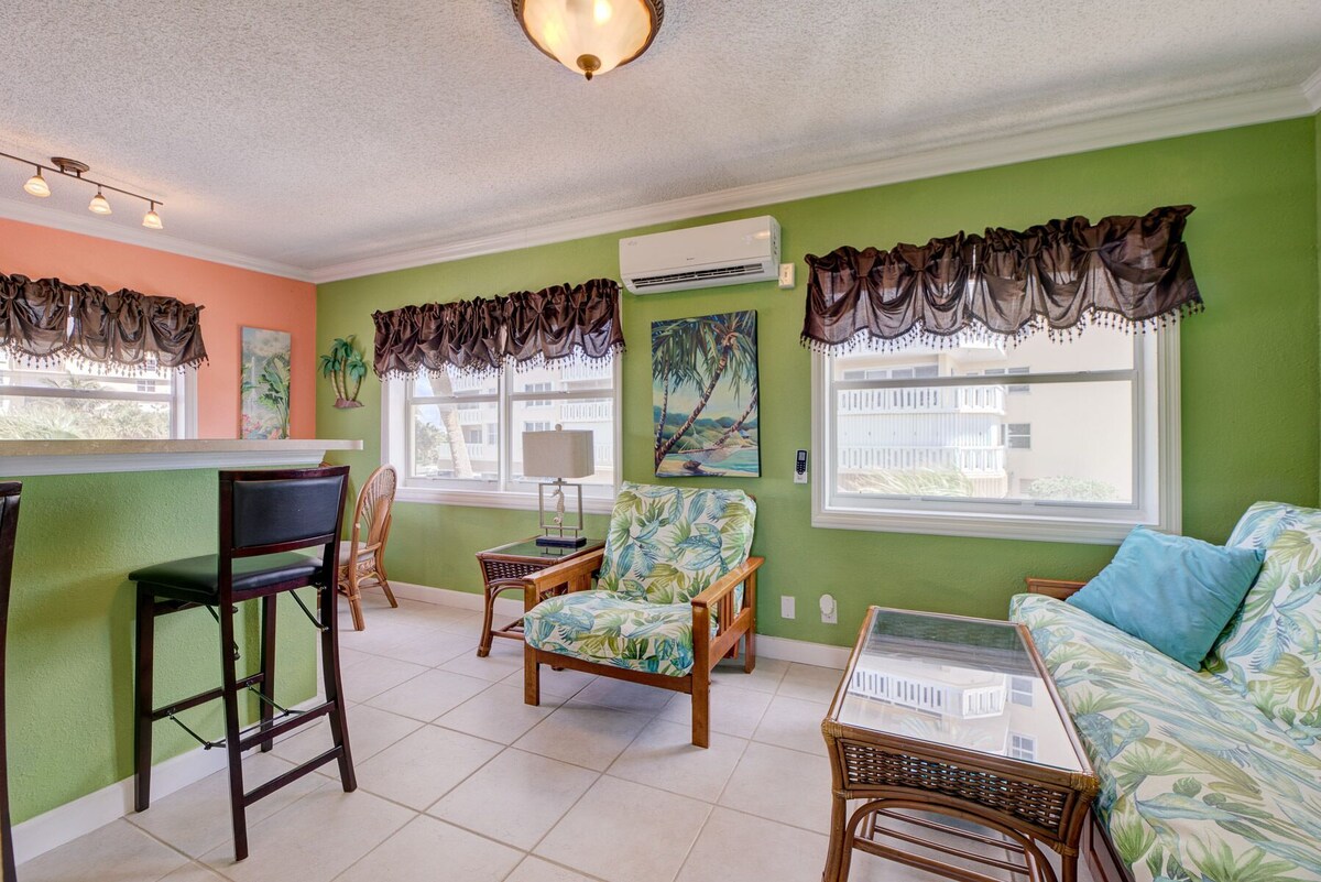 DIRECTLY ON THE BEACH! Full kitchen, Free On Site Parking, Heated Pool