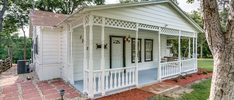 Charming cottage backs up to Katie's Woods Park and Lake Grapevine