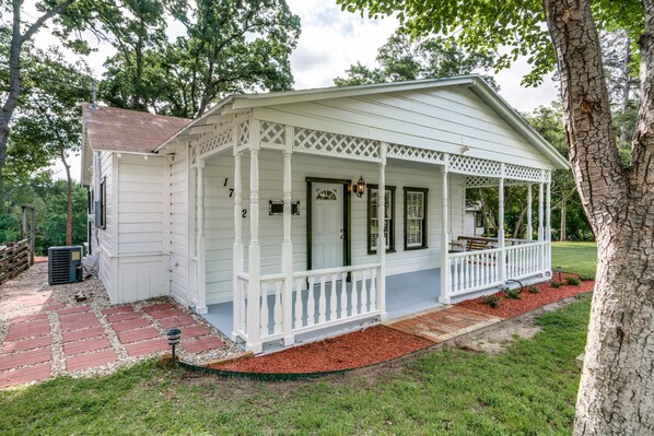 Charming cottage backs up to Katie's Woods Park and Lake Grapevine