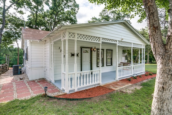 Charming cottage backs up to Katie's Woods Park and Lake Grapevine
