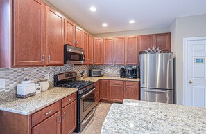 Large and fully equiped kitchen with gas cooktop