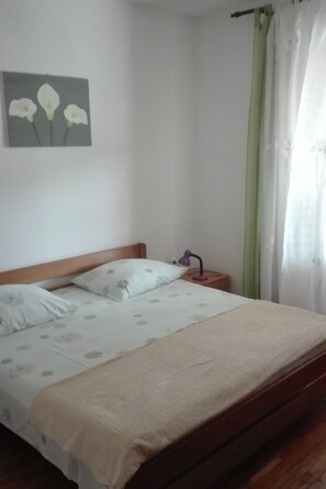 Schlafzimmer 1