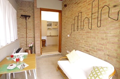 Apartment Mina with garden and free parking, 500 meters from the city center