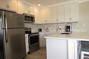 Fully Supplied Kitchen with Quartz Countertops - Fully Supplied Kitchen with Quartz Countertops