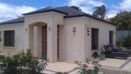 Perth comfortable getaway with great location,close to shops/bus/parks/lakes