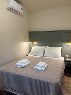 Bedroom with view to the pool