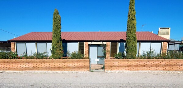 Smoky Bay Holiday House, solar powered
2 Lovelock Street
Smoky Bay, SA., 5980
