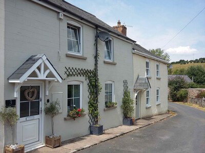 Delightful cottage set in the pretty village of Clearwell, Forest of Dean. 