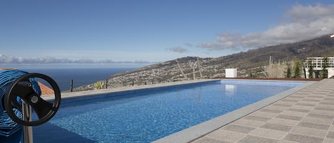 Swimming pool / sea view