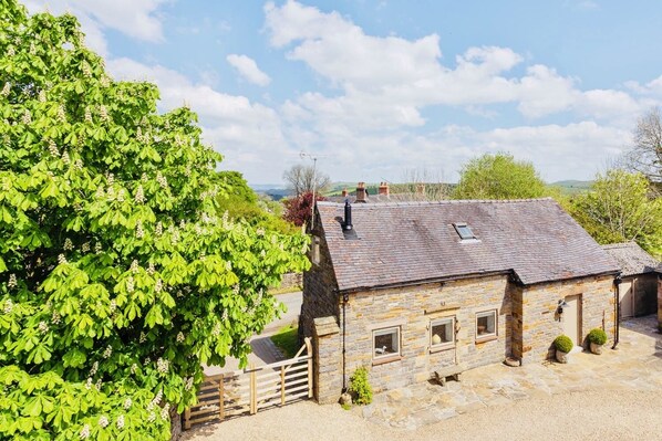 Beautiful Harewood Cottage in the heart of the Peak District National Park