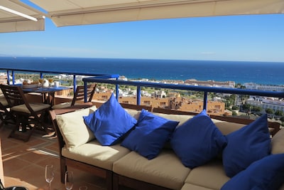 TOPLIGGING: Luxury penthouse, golf, terrace 180 ° fantastic sea view, free Wifi