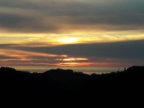 La proprietaria ha scattato la foto dalla terrazza della casa al tramonto. 