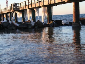 Seebrücke im Winter