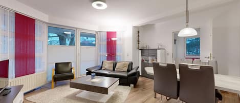 Großes Wohnzimmer mit Balkon