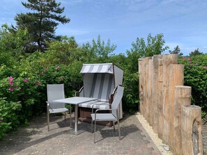 Terrasse mit Sitzplatz und Strandkorb