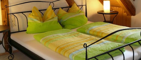 Ferienwohnung Bretterschlupf mit 85 qm, 2 Schlafzimmern für maximal 5 Personen-Schlafzimmer