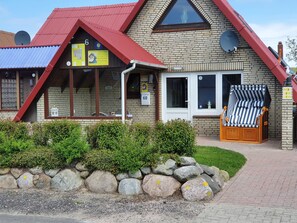 Ferienhaus Seemannsgarn 2 - Außenansicht mit Terrasse und Parkplatz