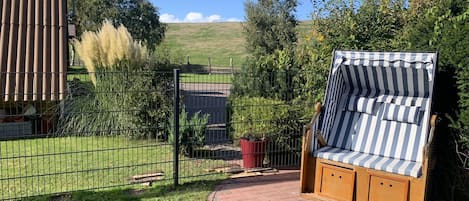 Ausblick aus der Haustür, Lage direkt am Deich mit privatem Strandkorb