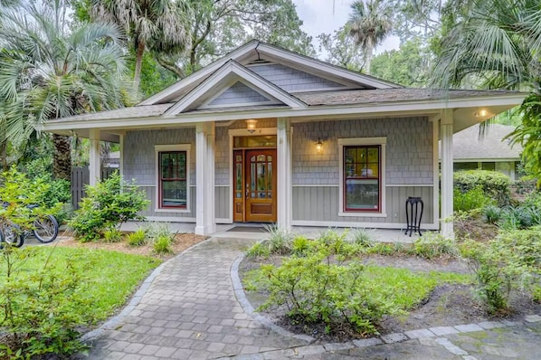 Beach cottage 5 br, walk to beach and Coligny