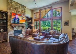 The Dew Drop Inn in Suncadia Resort - Fantastic great room with comfortable leather furniture and a gas fireplace.